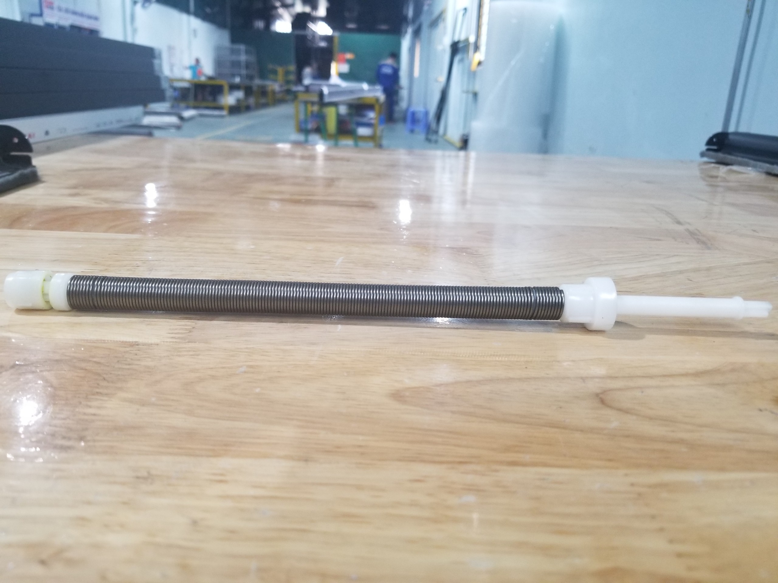 Lò xo trục định tâm cửa lưới chống muỗi tự cuốn